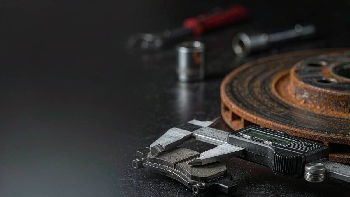 Motorcycle Brake Pad Minimum Thickness: The Millimeter Limits That Decide Replacement - Motorcycle Parts Manufacturer MOTOKS Blog